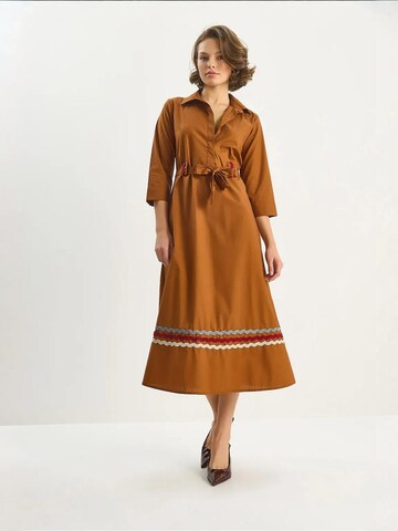 Bianco Lucci - Vestidos camiseiros em castanho