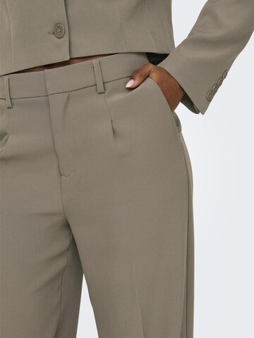 Loosefit Pantaloni con piega frontale 'ELLY' di ONLY in marrone