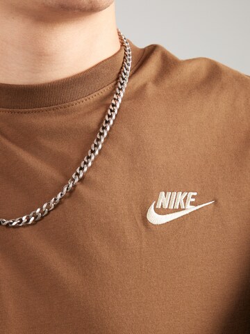 Regular fit Maglietta 'CLUB' di Nike Sportswear in marrone