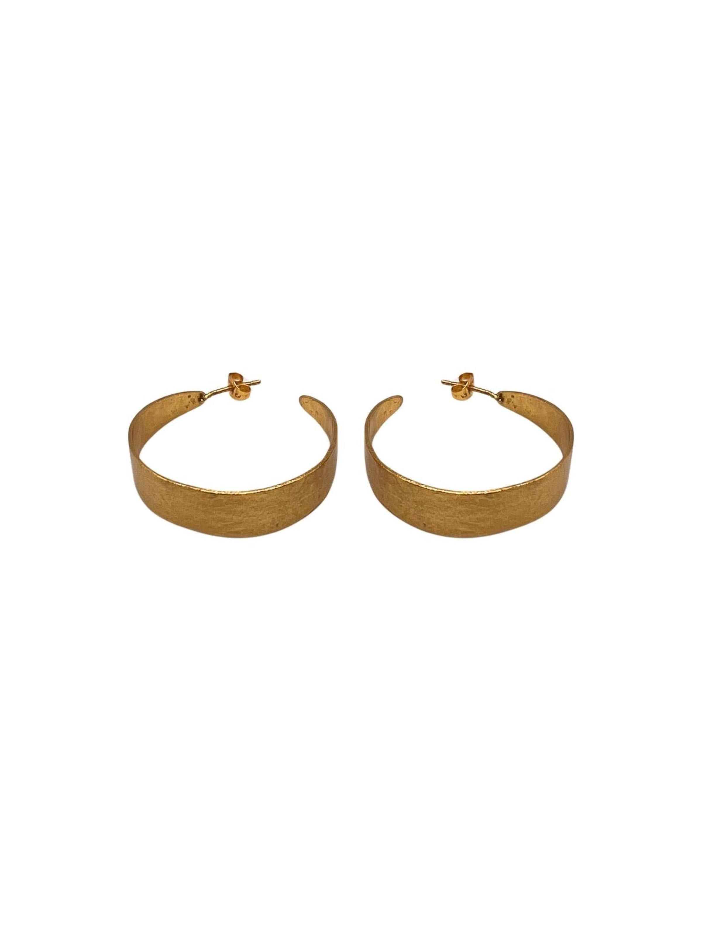 Les Reines Boucles d'oreilles 'Orlina Hoops' en 4,8 cm en or, Vue avec produit