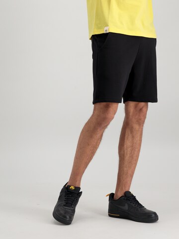 ALPHA INDUSTRIES Regular Shorts in Schwarz