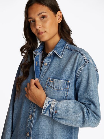 Tommy Jeans Преходно яке в синьо