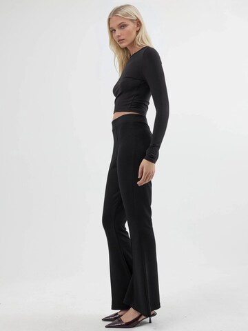 Flared Pantaloni 'Hose' di Hiccup in nero