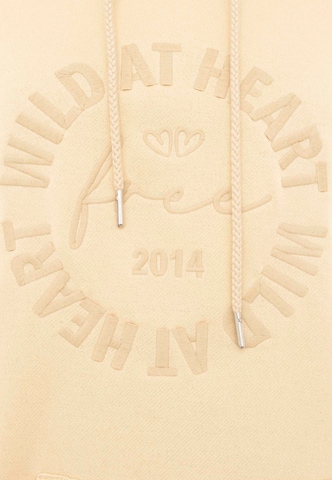 Zwillingsherz Sweatshirt 'WILD AT HEART' in Beige