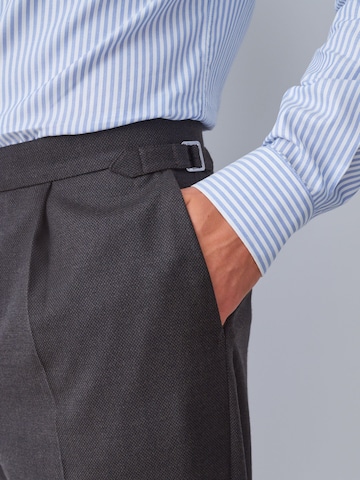 Coupe slim Pantalon à plis Next en marron