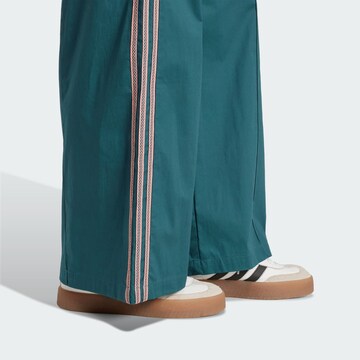 ADIDAS ORIGINALS Szeroka nogawka Spodnie w kolorze zielony