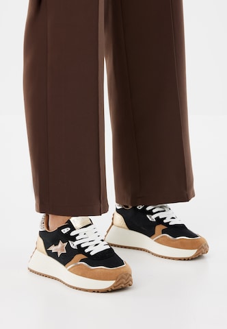 BRITISH KNIGHTS - Zapatillas deportivas bajas 'FABLE' en beige: frente