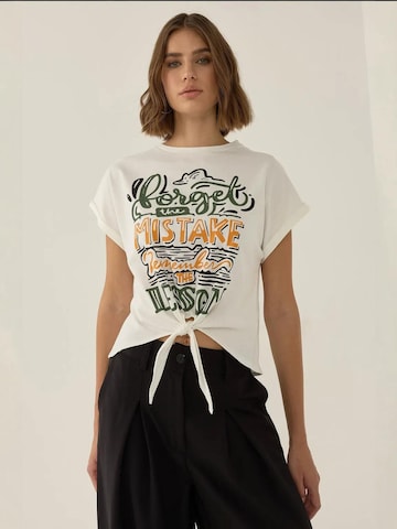 Hiccup Shirt in White: front