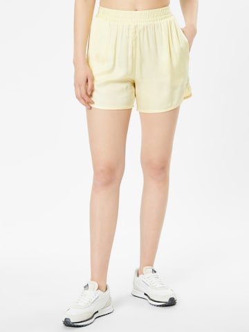 Urban Classics Loose fit Pants in Yellow: front