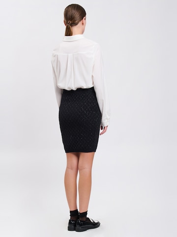 Influencer - Falda en negro