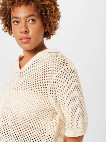 Pullover 'LAYA' di PIECES Curve in bianco