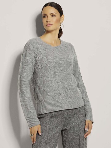 MADELEINE Pullover in Grau: Vorderseite