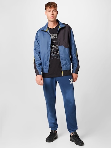 ADIDAS ORIGINALS - Tapered Pantalón 'Graphics Mellow Ride Club' en azul