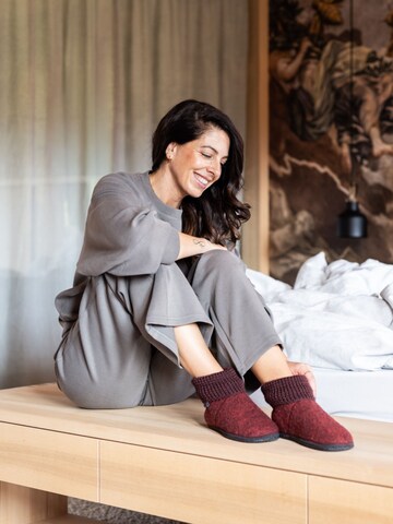 Gottstein Slippers 'Hüttenschuhe Wool Venture High' in Red