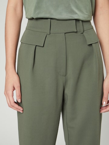 Guido Maria Kretschmer Women Regular Pleat-Front Pants 'Tasha' in Green