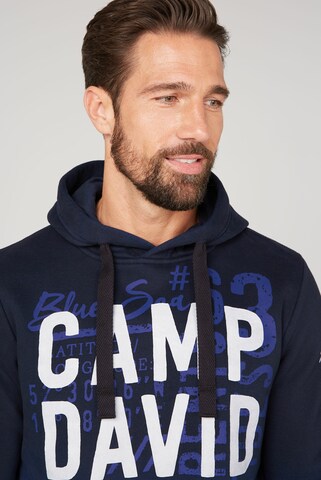 CAMP DAVID Dip Dye Hoodie mit Logo Rubber Print in Blau