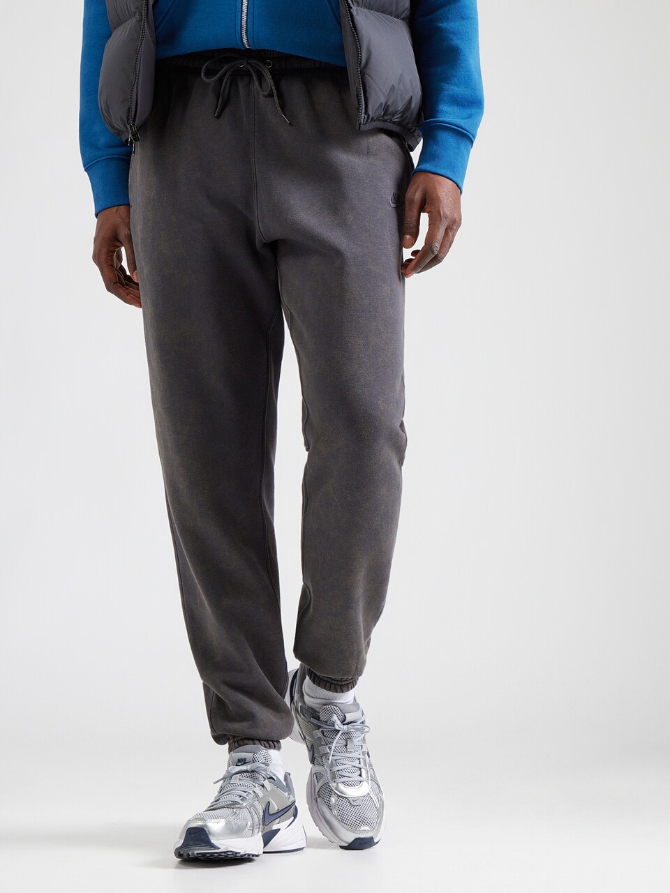 Regular Pantaloni 'CLUB' de la Nike Sportswear pe gri: față