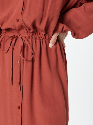 SOAKED IN LUXURY Sukienka koszulowa 'Helia' w kolorze brązowy