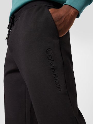 Effilé Pantalon Calvin Klein en noir
