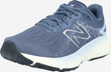 new balance حذاء للركض 'Road Running' بلون أزرق: الأمام