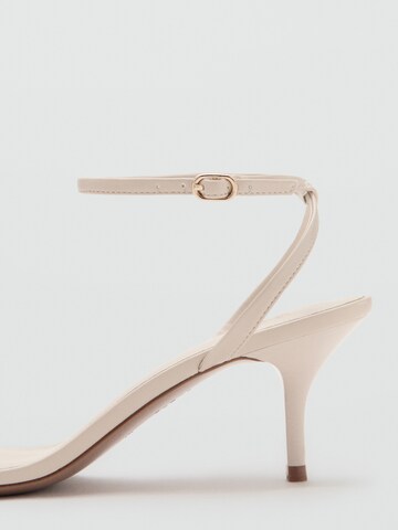 MANGO - Sandalias con hebilla 'PIA' en beige