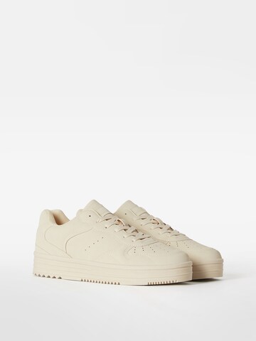 Bershka Sneaker in Beige