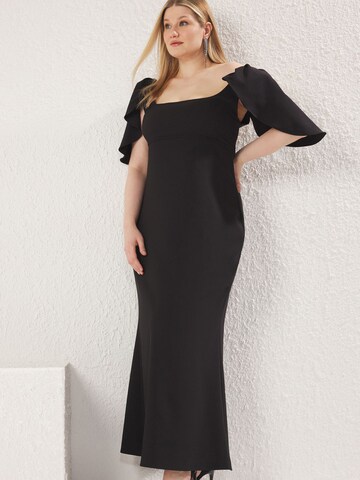 Trendyol Curve Kleid in Schwarz: Vorderseite