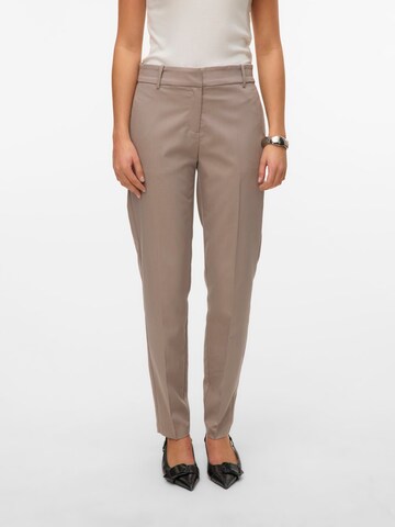 regular Pantaloni con piega frontale 'VMNILA' di VERO MODA in grigio: frontale