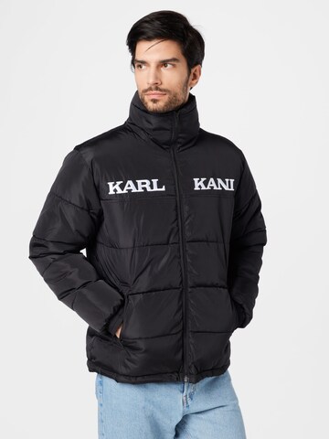 Karl Kani Φθινοπωρινό και ανοιξιάτικο μπουφάν 'Essential' σε μαύρο: μπροστά
