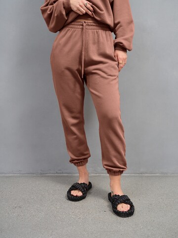 A LOT LESS Tapered Pants 'Ida' in Brown