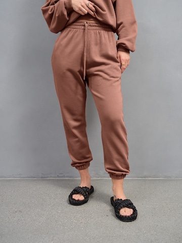 A LOT LESS Tapered Pants 'Ida' in Brown