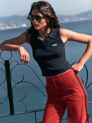 Next Top z dzianiny w kolorze niebieski: przód