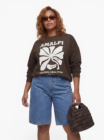 ONLY Carmakoma - Sudadera 'CAREsmara' en marrón: frente