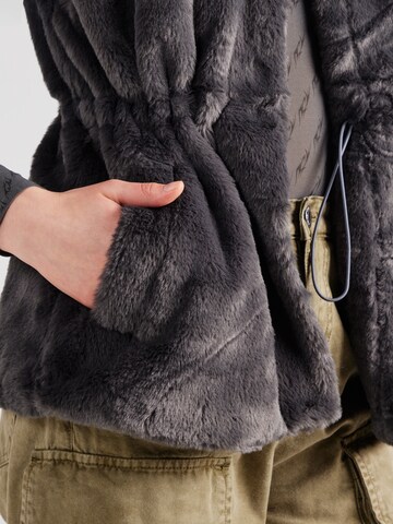 VERO MODA - Chaleco en gris