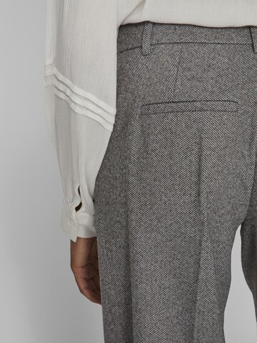 VILA - Pierna ancha Pantalón de pinzas 'Hyborn' en gris