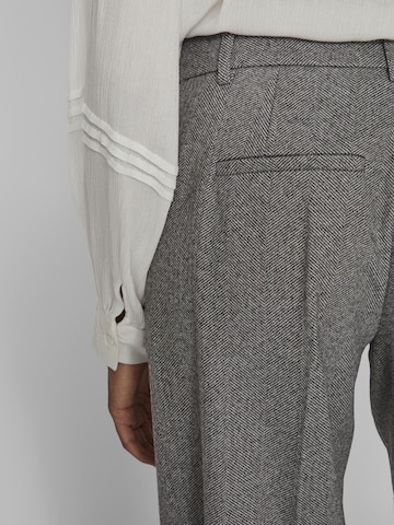 VILA Wide leg Pleated Pants 'Hyborn' in Grey