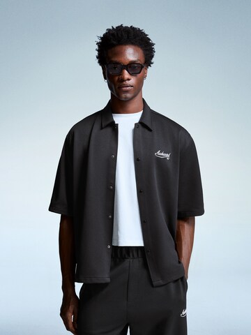 Bershka Comfort fit Button Up Shirt in Black: front