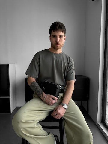 Kleidermafia T-shirt 'Loose Fit Basic T-shirt - Khaki' i grön: framsida
