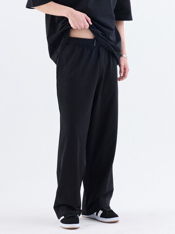 Loosefit Pantaloni 'Drome' di VAMOS CLO in nero: frontale