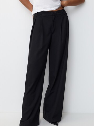 Wide leg Pantaloni con pieghe di Pull&Bear in nero