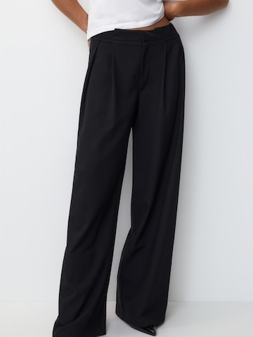 Pull&Bear Wide leg Pleat-Front Pants in Black