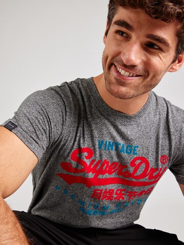 Superdry T-Shirt in Grau