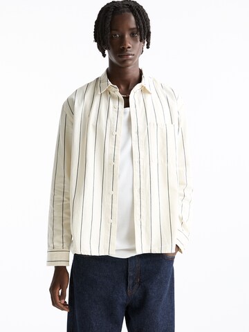 Pull&Bear Comfort Fit Paita värissä valkoinen: etupuoli