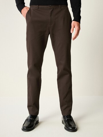 Slimfit Pantaloni chino di Next in marrone: frontale