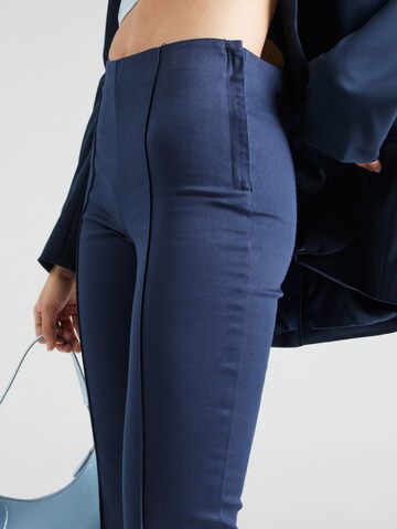 Coupe slim Pantalon Monki en bleu