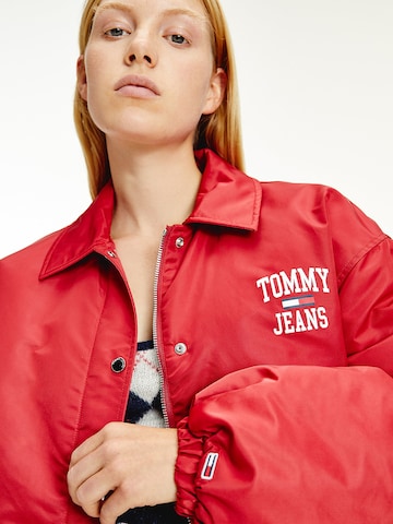 Tommy Jeans Tussenjas in Rood