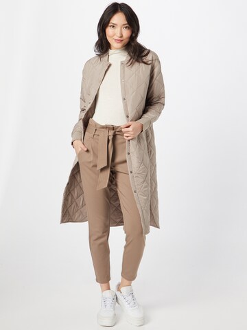 VERO MODA Loosefit Kalhoty se sklady v pase 'Bailey' – hnědá