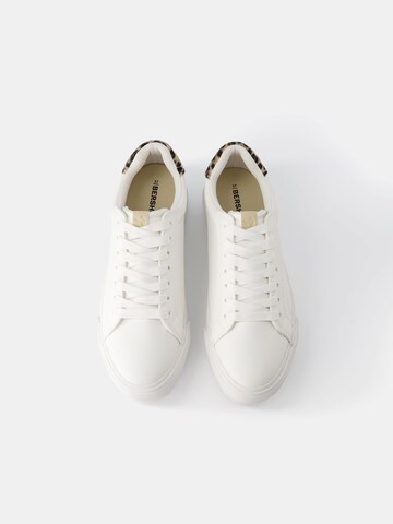 Sneaker bassa di Bershka in bianco