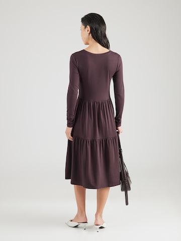 Rochie 'Jill' de la ABOUT YOU pe maro