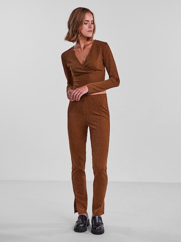 Coupe slim Pantalon 'LINA' PIECES en marron